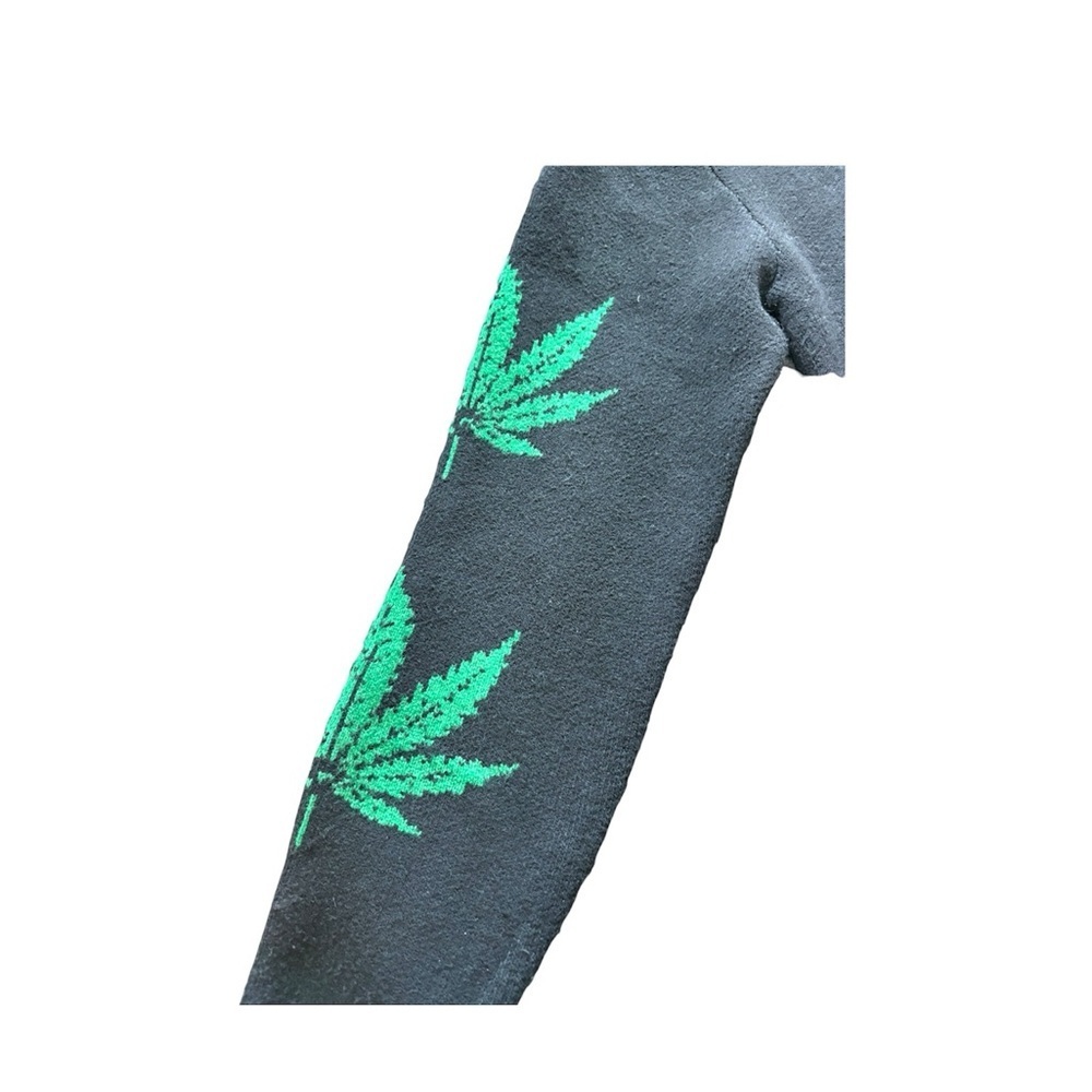 GSTR NWT Men’s Medium Crew Neck Black Skull Sweater with Green Leaf Design - Picture 2 of 5